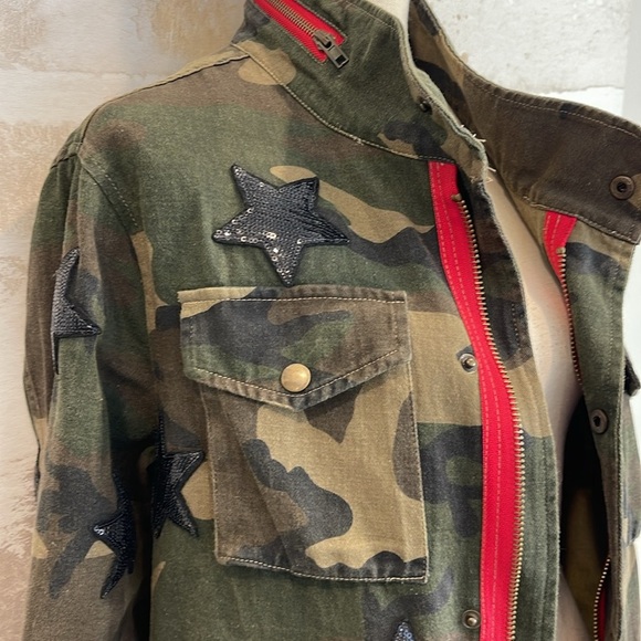 Parka NY Camo Print W. Black Sequin Patch Stars & Red Trim Military Jacket Sz M - Picture 3 of 5